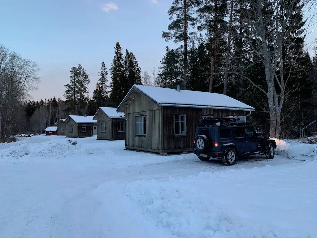 Wintercamping in Schweden - Hütte in Rullsand
