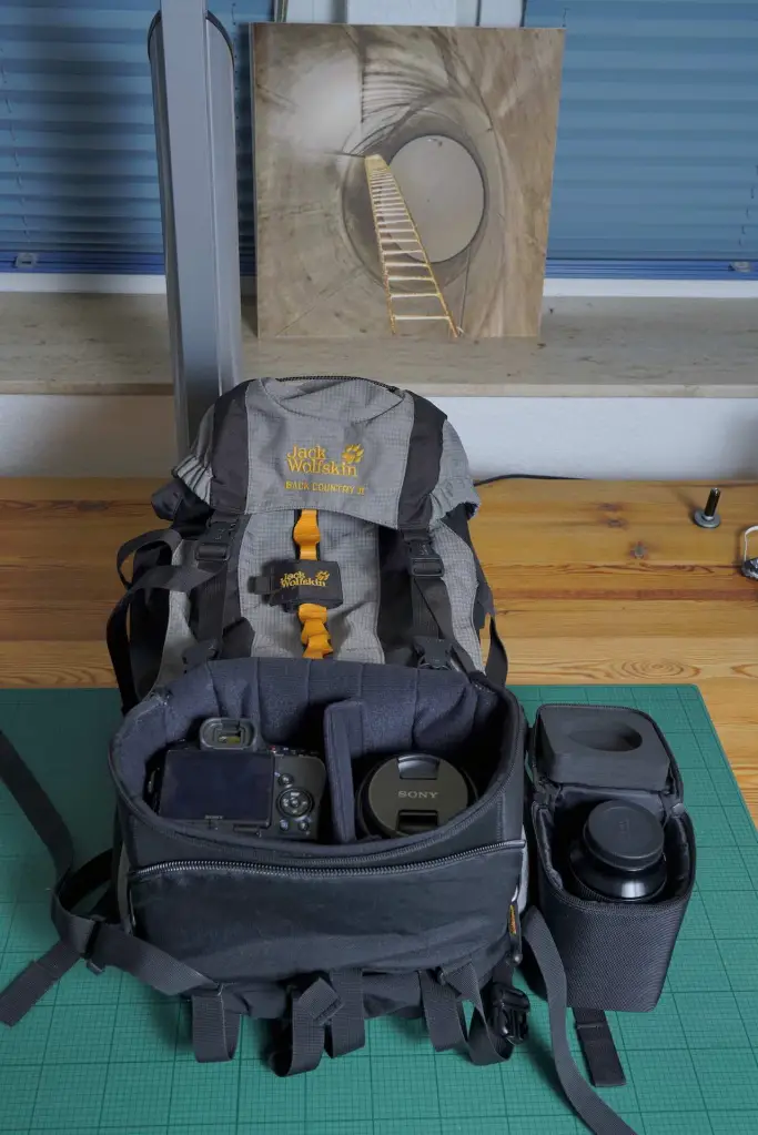 Trekkingrucksack mit Neoprentasche für die Kamera + Objektiv