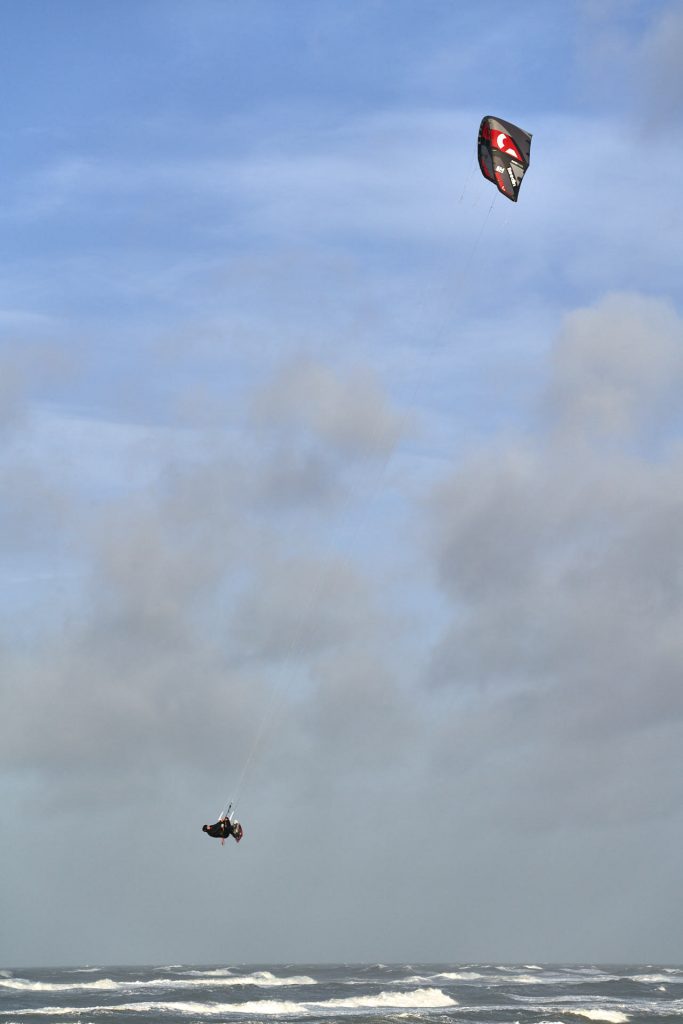 Fliegender Kitesurfer in Løkken